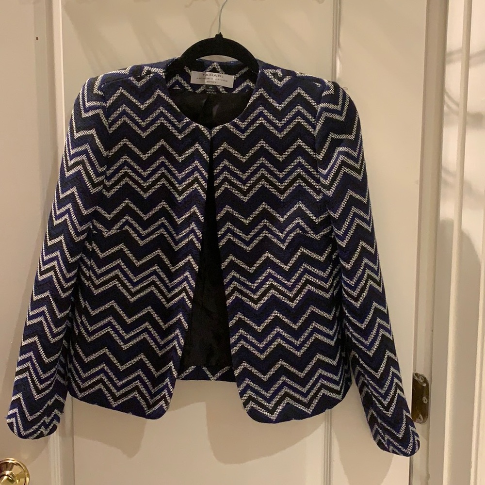 Beautiful Tahari women’s Blazer Black and Blue Size 4P barely used
